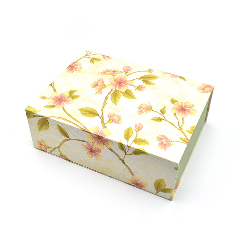 Eco Friendly Custom Luxury White Magnetic Folding Packaging Boxes 01